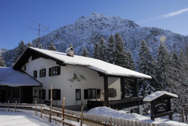 Haus_Sommer_von_Strasse